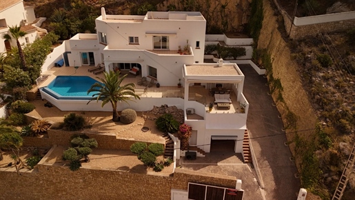 Villa i ibizisk stil med fantastisk havutsikt
