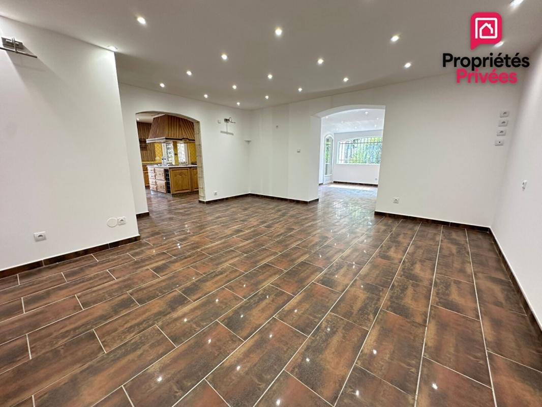 Maison à louer, 313m², Miramas