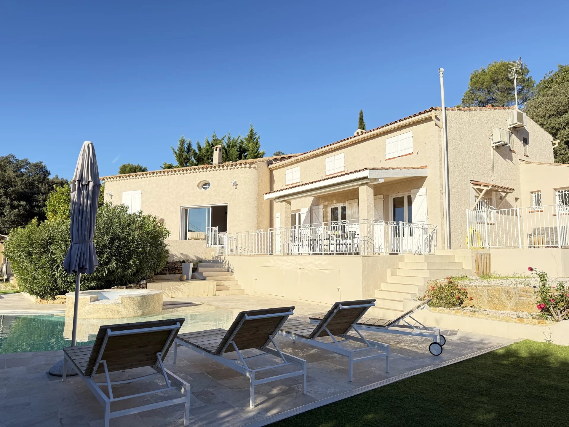Maison à louer, 205m², Sainte-Anastasie-sur-Issole