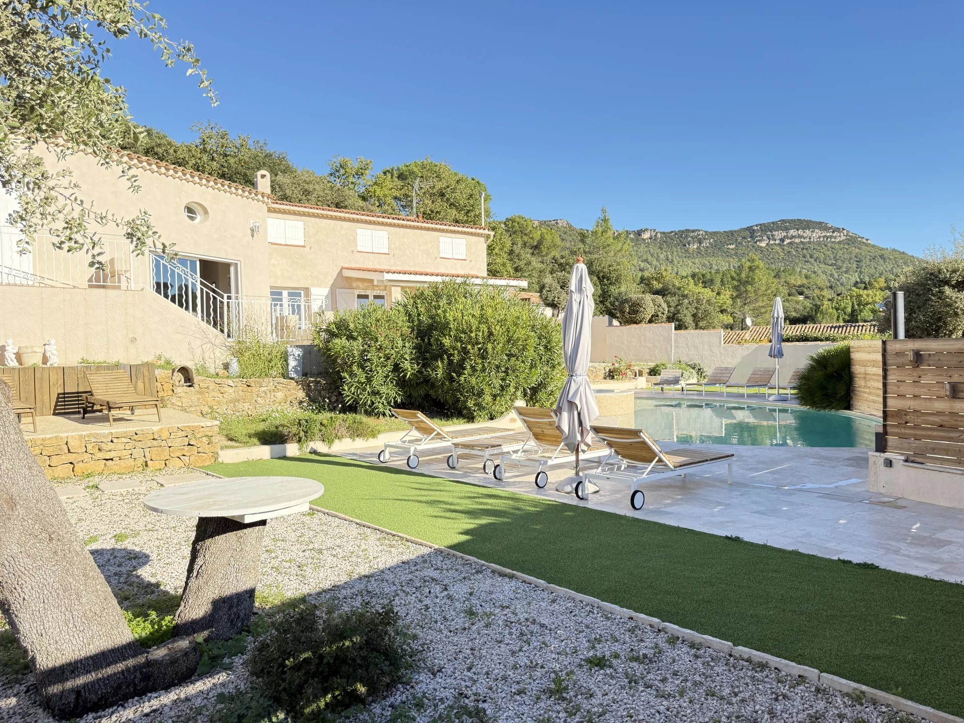 Maison à louer, 205m², Sainte-Anastasie-sur-Issole