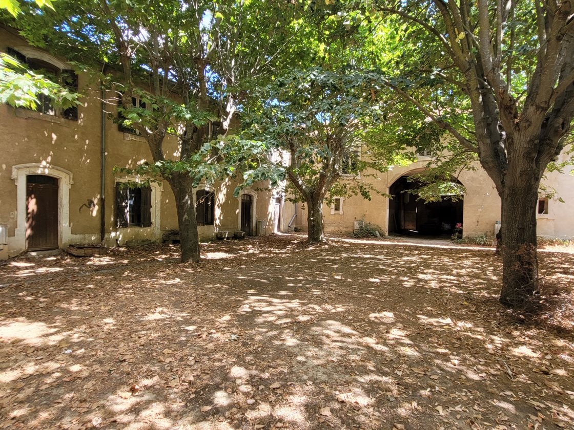 Former Wine-Growing Estate: A Truly Unique Property, Comprising 3 Dwellings, Farm... - Vue 4