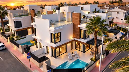 Moderne villa med 4 soverom, privat basseng, takterrasse og garasje - kun 400 meter fra stranden!