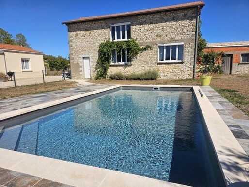 Maison 10 pièces 230 m² · à Magnac-sur-Touvre · 230 m² · 430 000 €