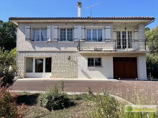 Maison 4 pièces 129 m² · à Aigre · 129 m² · 118 000 €