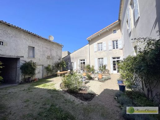 Maison 7 pièces 283 m² · à Aigre · 283 m² · 275 000 €