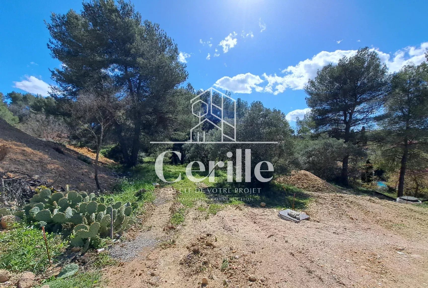 For sale - Land 1 060 m² in Aix-en-Provence - More