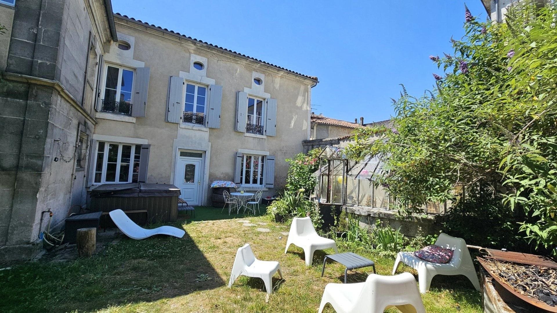 Maison à vendre, 225m², Barbezieux-Saint-Hilaire