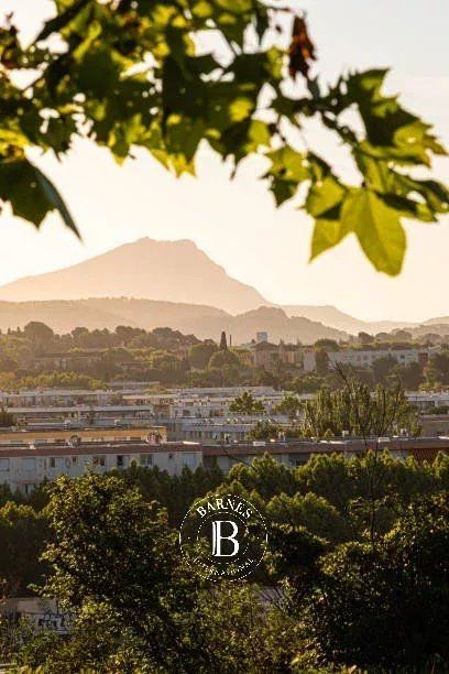 Terrain 1200 m² · à Aix-en-Provence · 750 000 €