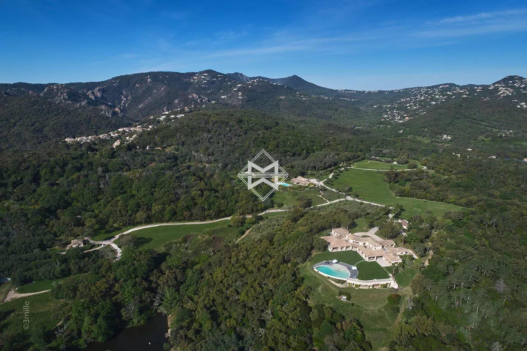 Maison à vendre, 2100m², Les Adrets-de-l'Estérel