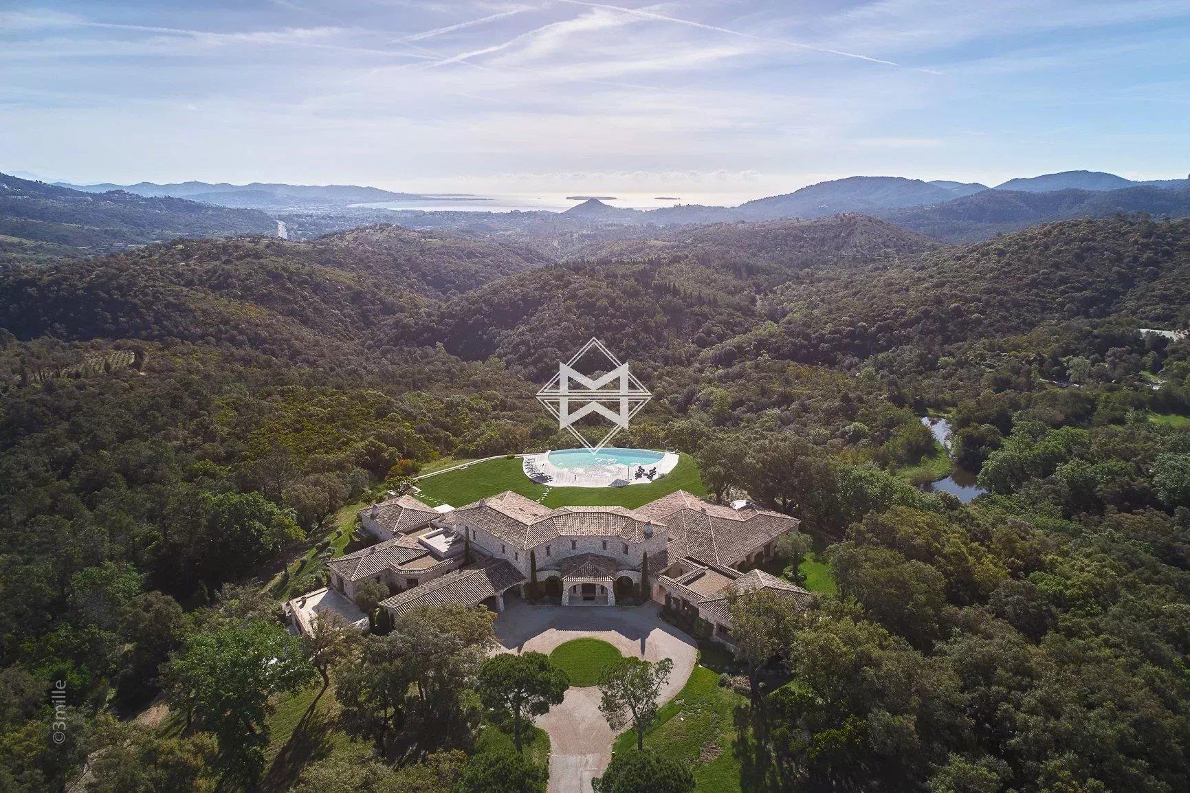 Maison à vendre, 2100m², Les Adrets-de-l'Estérel