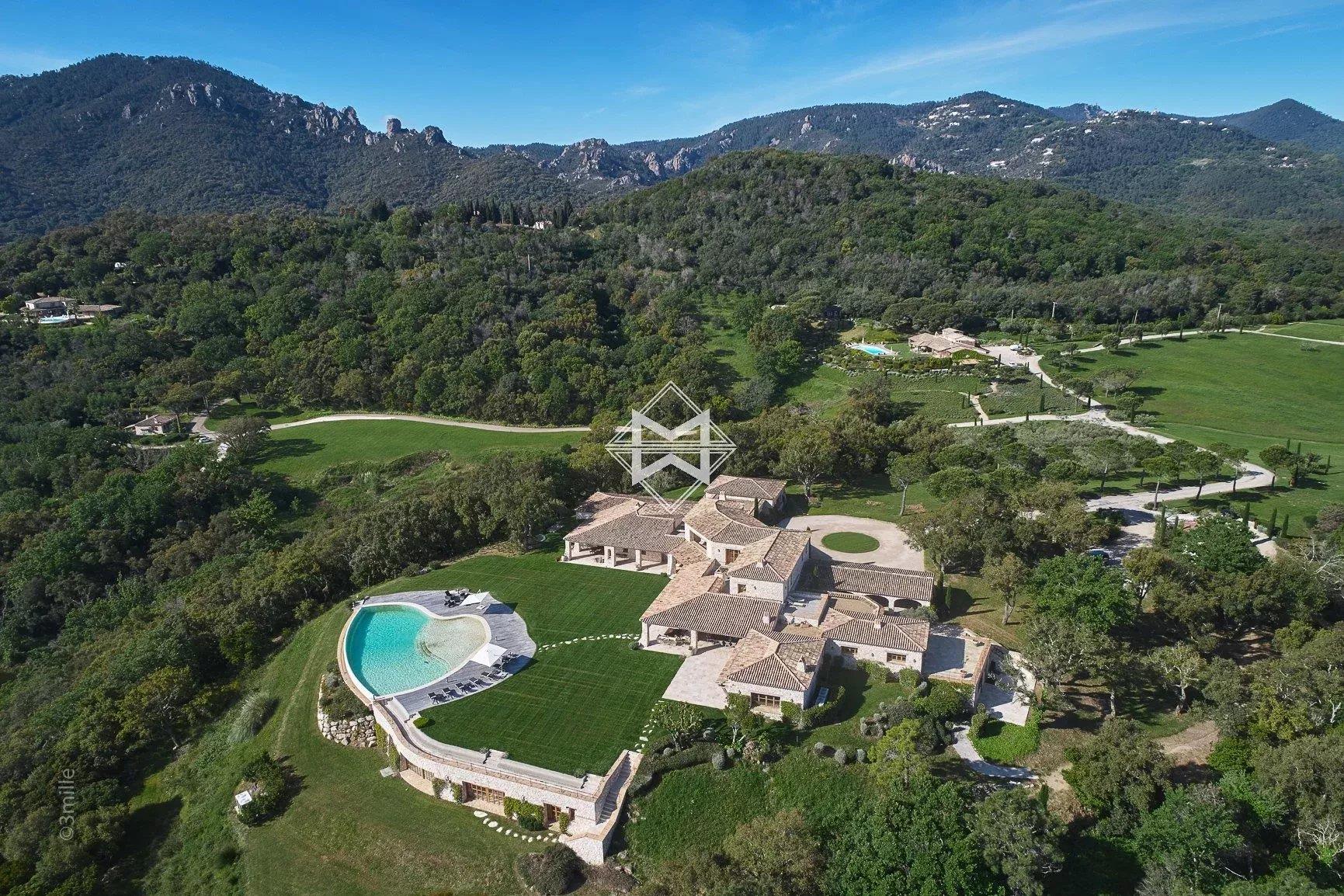 Maison à vendre, 2100m², Les Adrets-de-l'Estérel