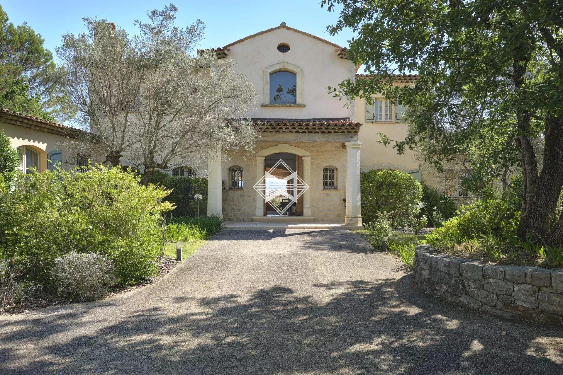 Maison à louer, 272m², Tourrettes