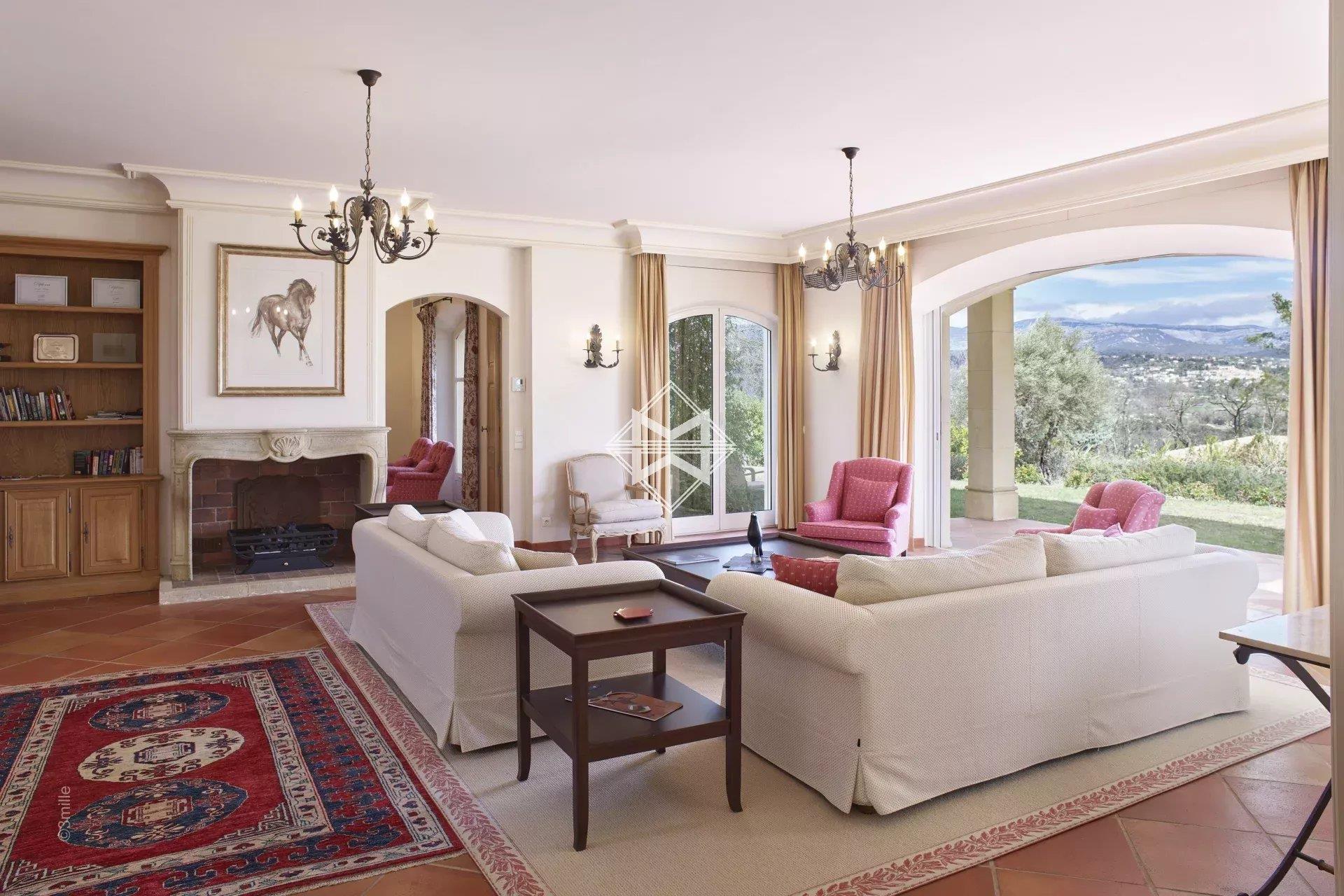 Maison à louer, 272m², Tourrettes