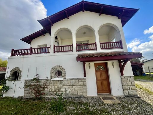 Maison 6 pièces · à Salies-de-Béarn · 349 000 €