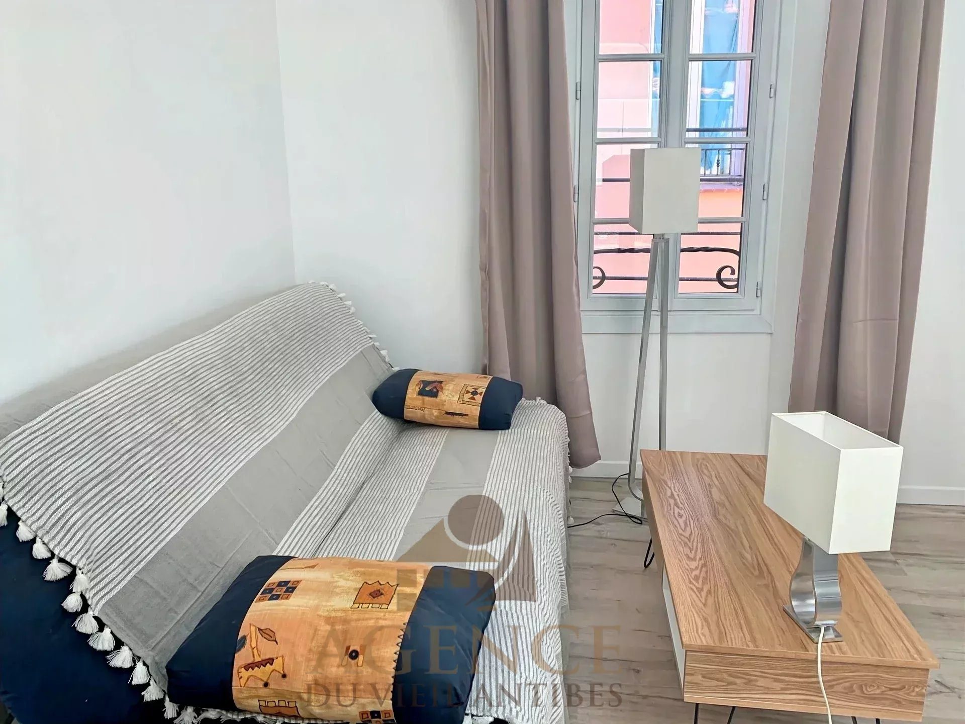Old Antibes, 2-room apartment of 28 m² sold furnished