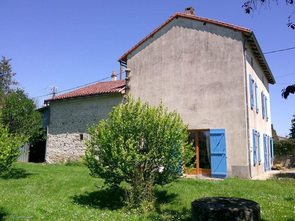 Maison à vendre, 4m², Charroux