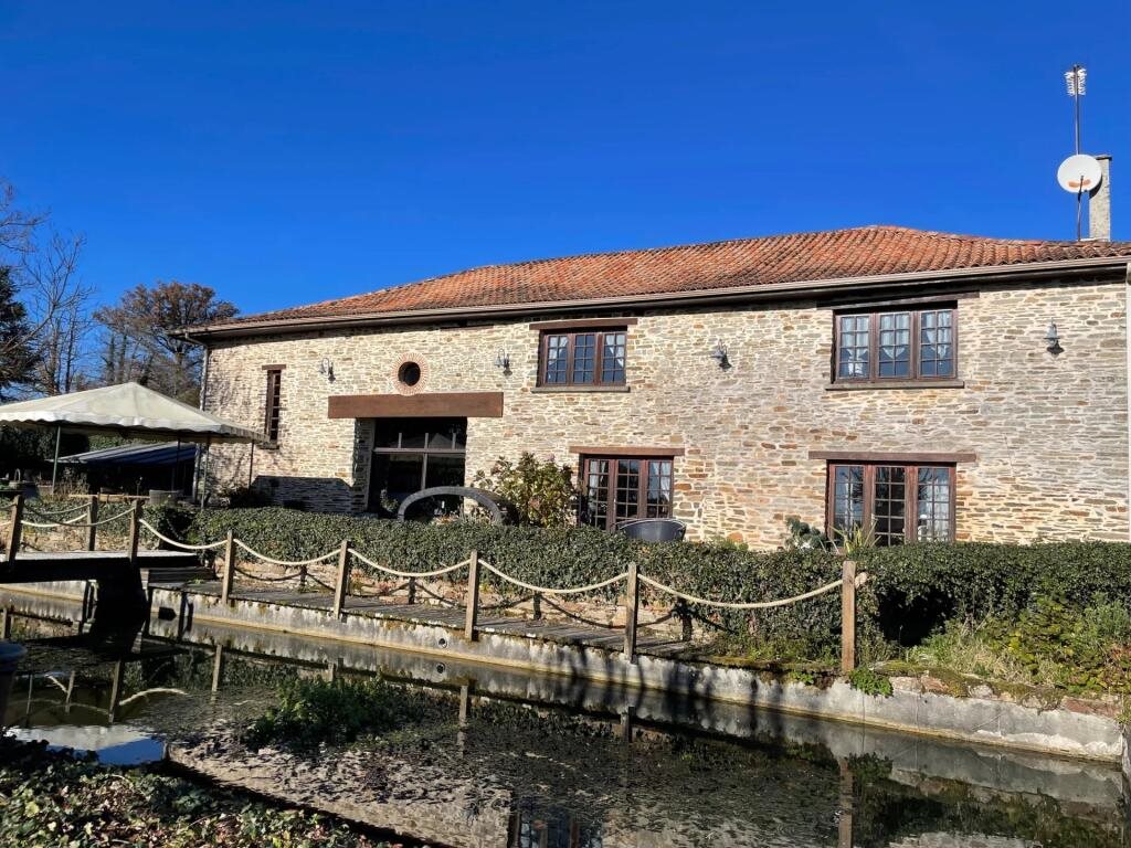 Maison à vendre, 334m², Saint-Yrieix-la-Perche
