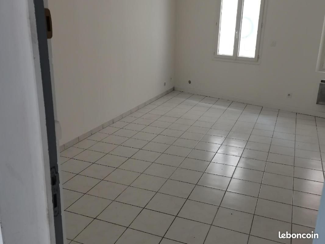 Appartement à louer, 28m², Eyguières