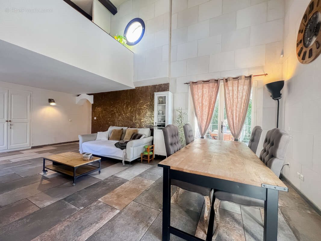Maison à vendre, 117m², Saint-Mitre-les-Remparts