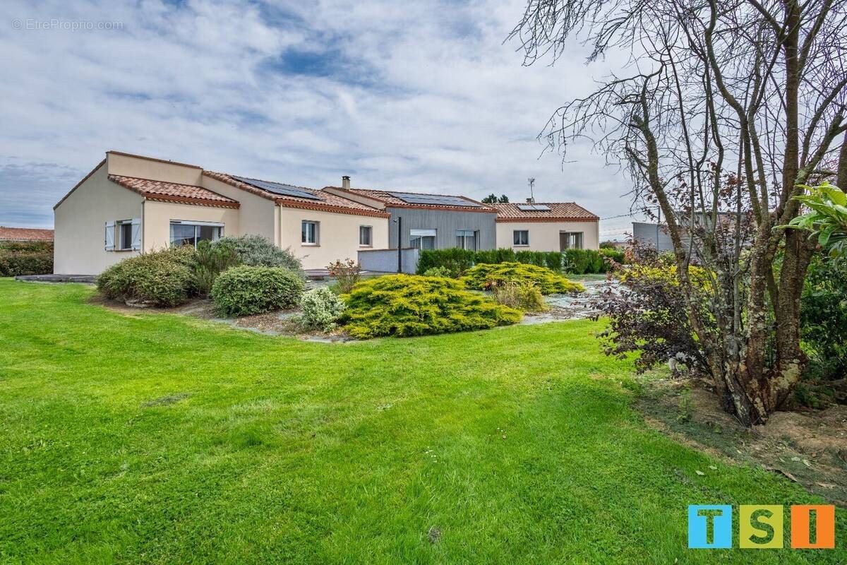 Maison à vendre, 200m², Mondavezan