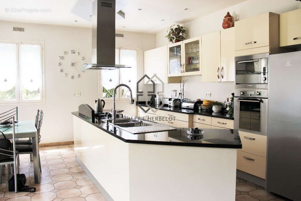 Maison à vendre, 220m², Ormesson-sur-Marne