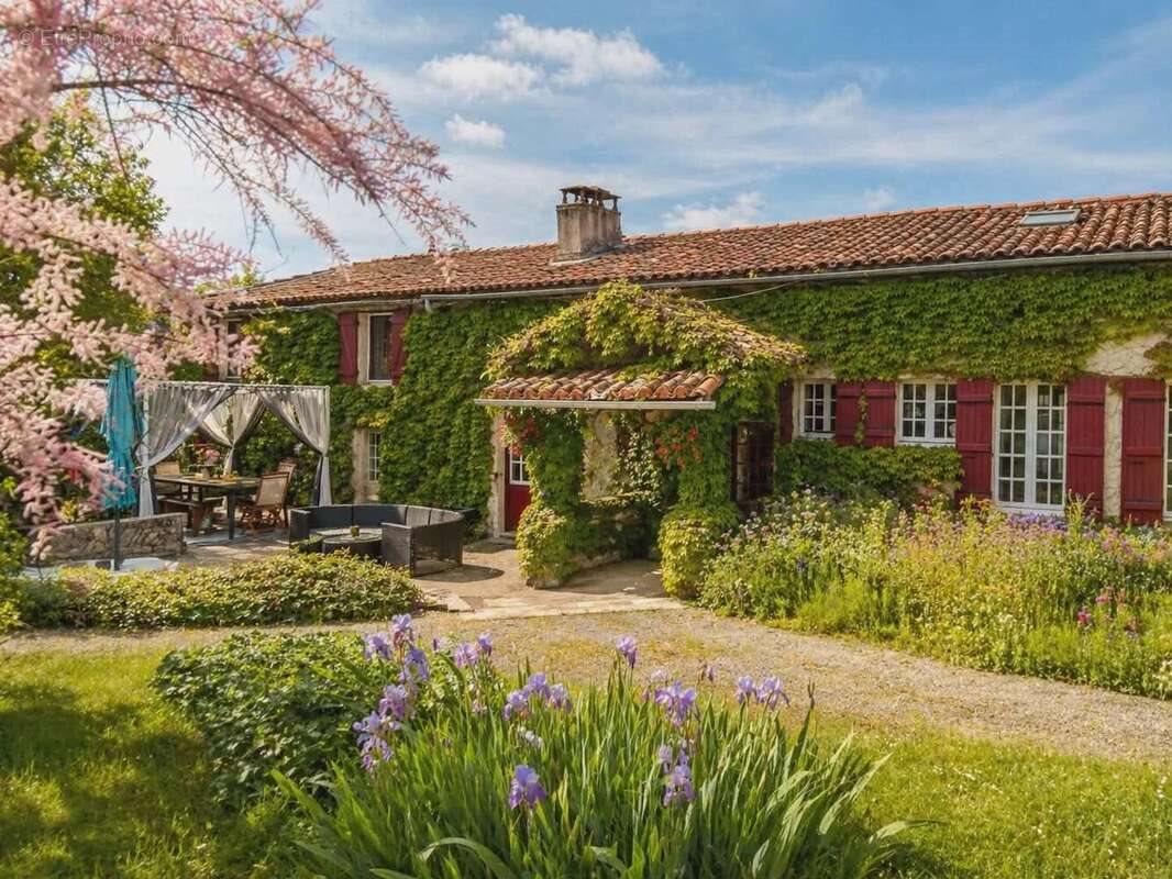 Maison à vendre, 282m², Brossac
