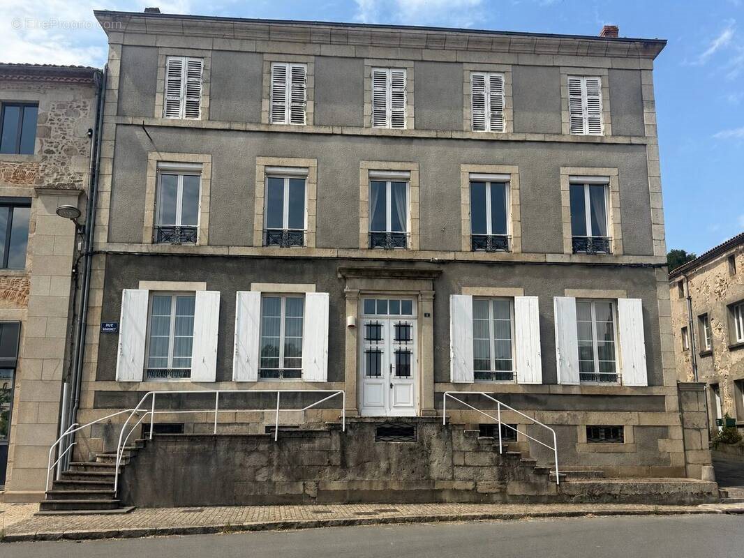 Maison à vendre, 349m², Chabanais