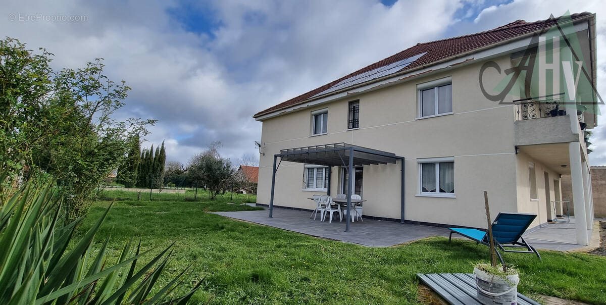 Maison à vendre, 240m², Fontaine-Mâcon