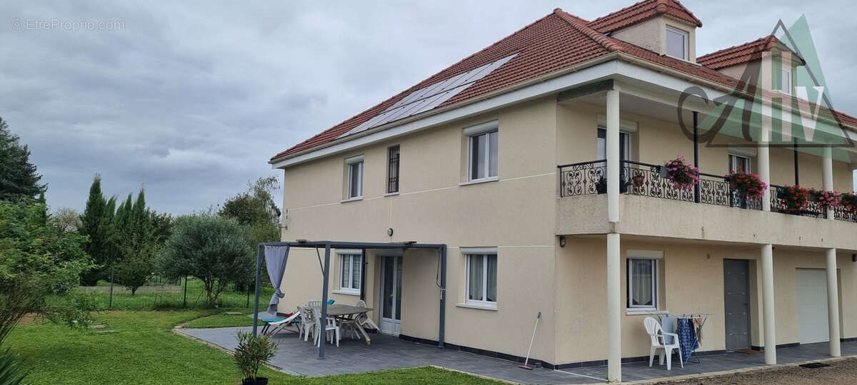 Maison à vendre, 240m², Fontaine-Mâcon