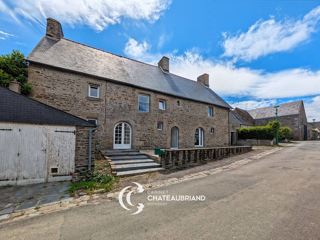 Maison à vendre, 158m², Sougéal