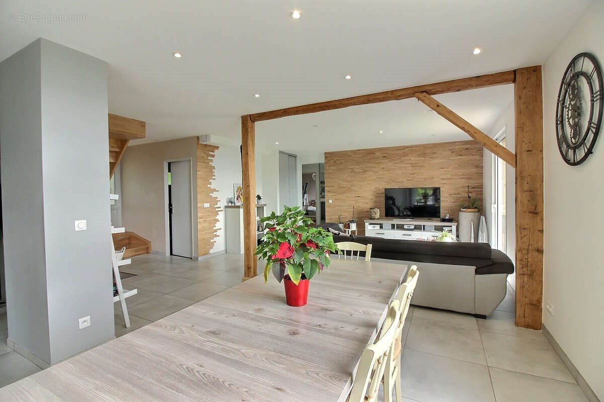 Maison à vendre, 145m², Gex