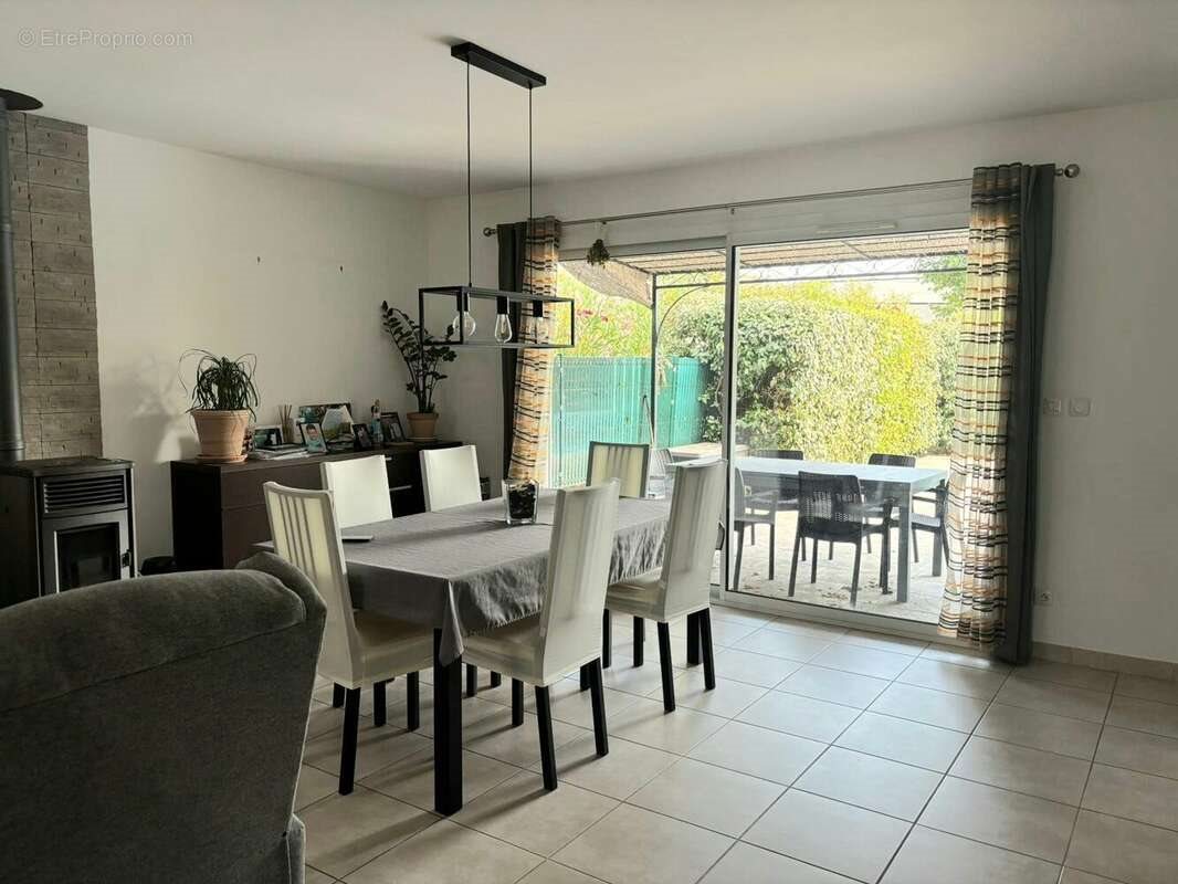 Maison à vendre, 105m², Vic-le-Fesq