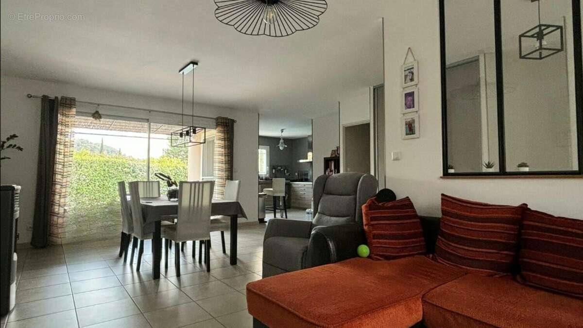 Maison à vendre, 105m², Vic-le-Fesq