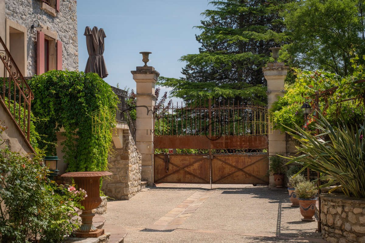 Maison à vendre, 656m², Saint-Jean-de-Serres