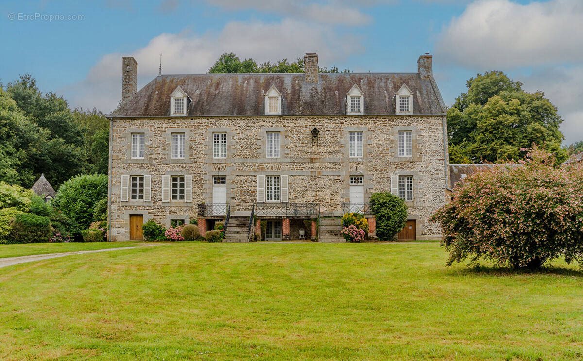 Maison à vendre, 404m², Saint-Hilaire-du-Harcouët