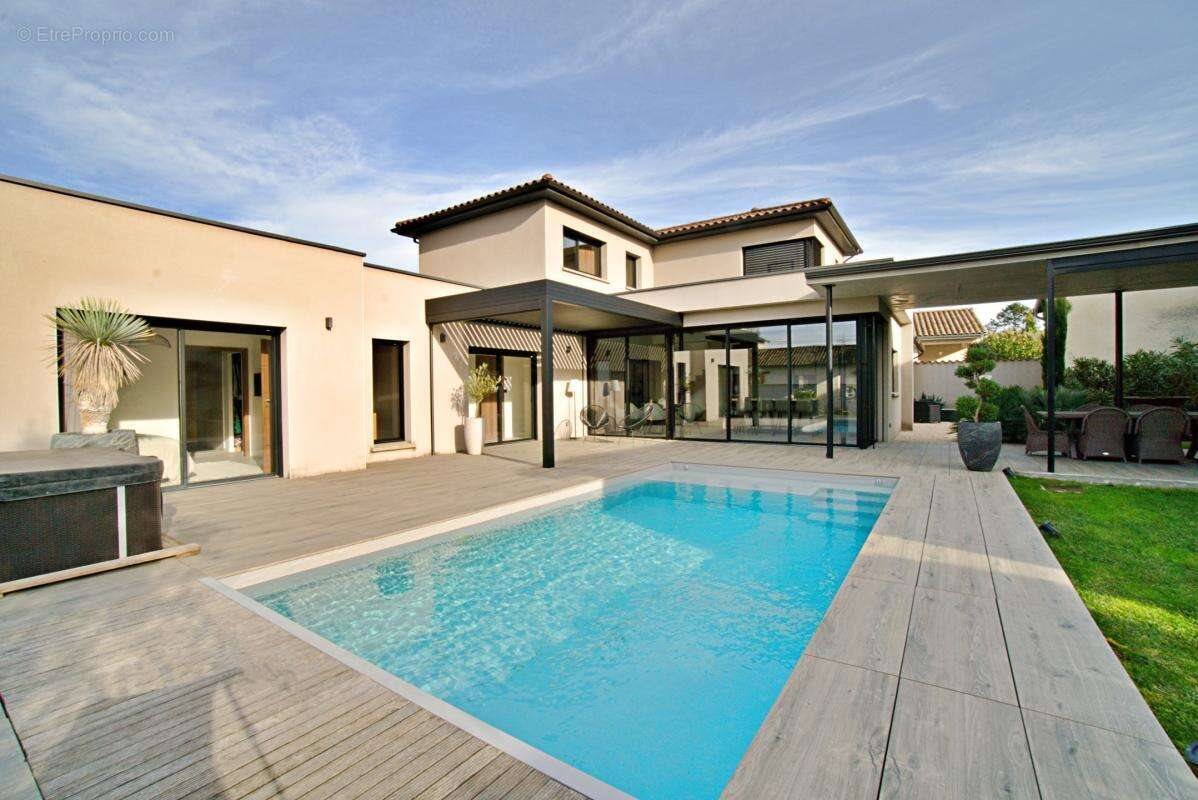 Maison à vendre, 250m², Fareins