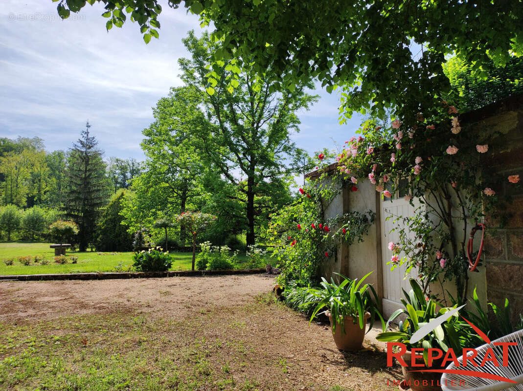 Maison à vendre, 274m², Saint-Pantaléon-de-Larche