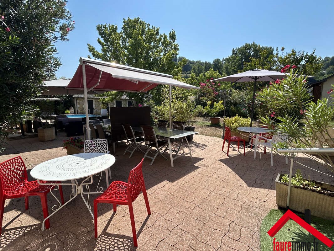 Maison à vendre, 390m², Terrasson-Lavilledieu