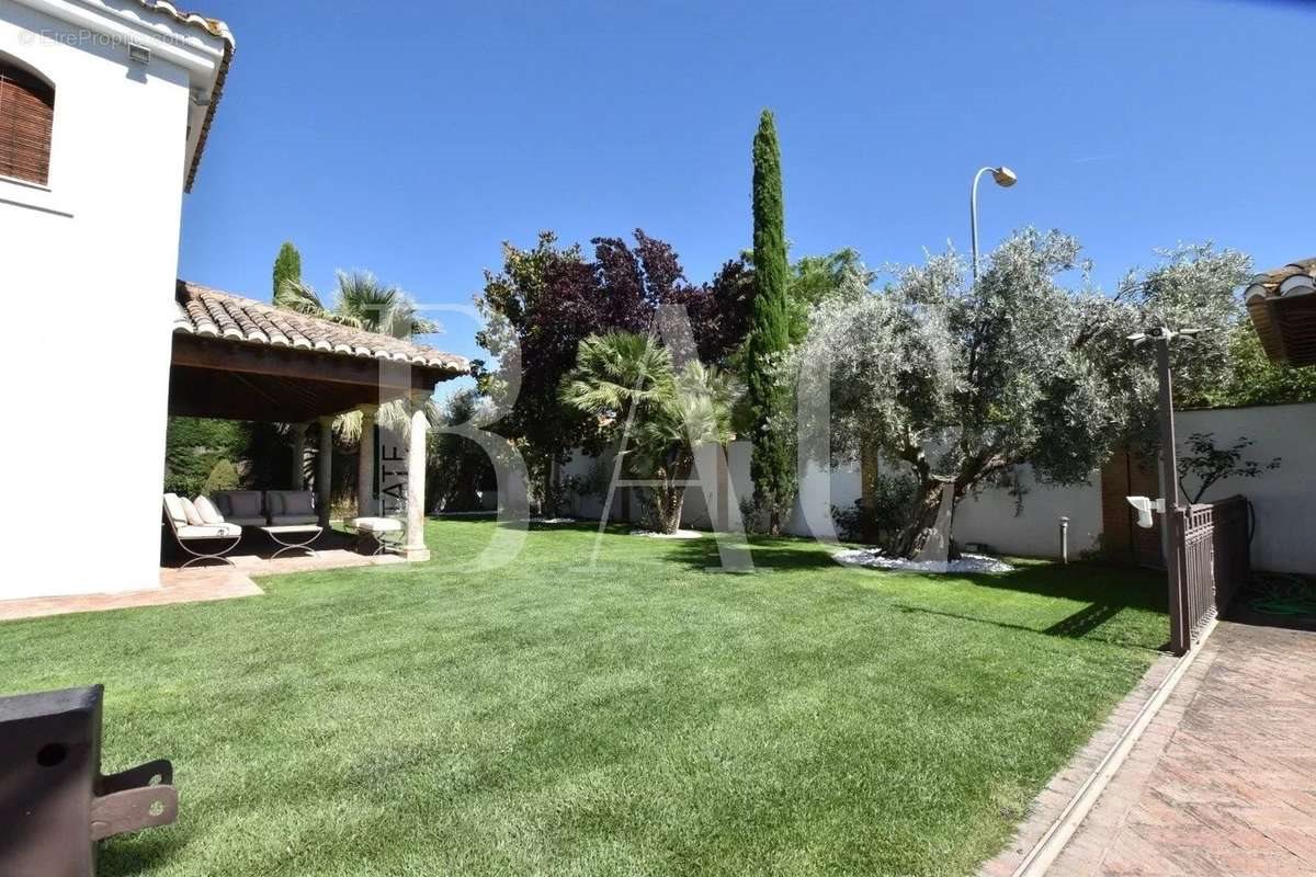 Maison à vendre, 694m², Bourges