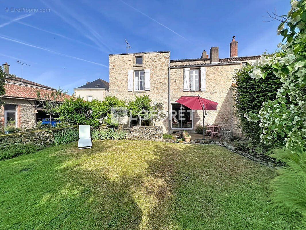 Maison à vendre, 178m², Mortagne-sur-Sèvre