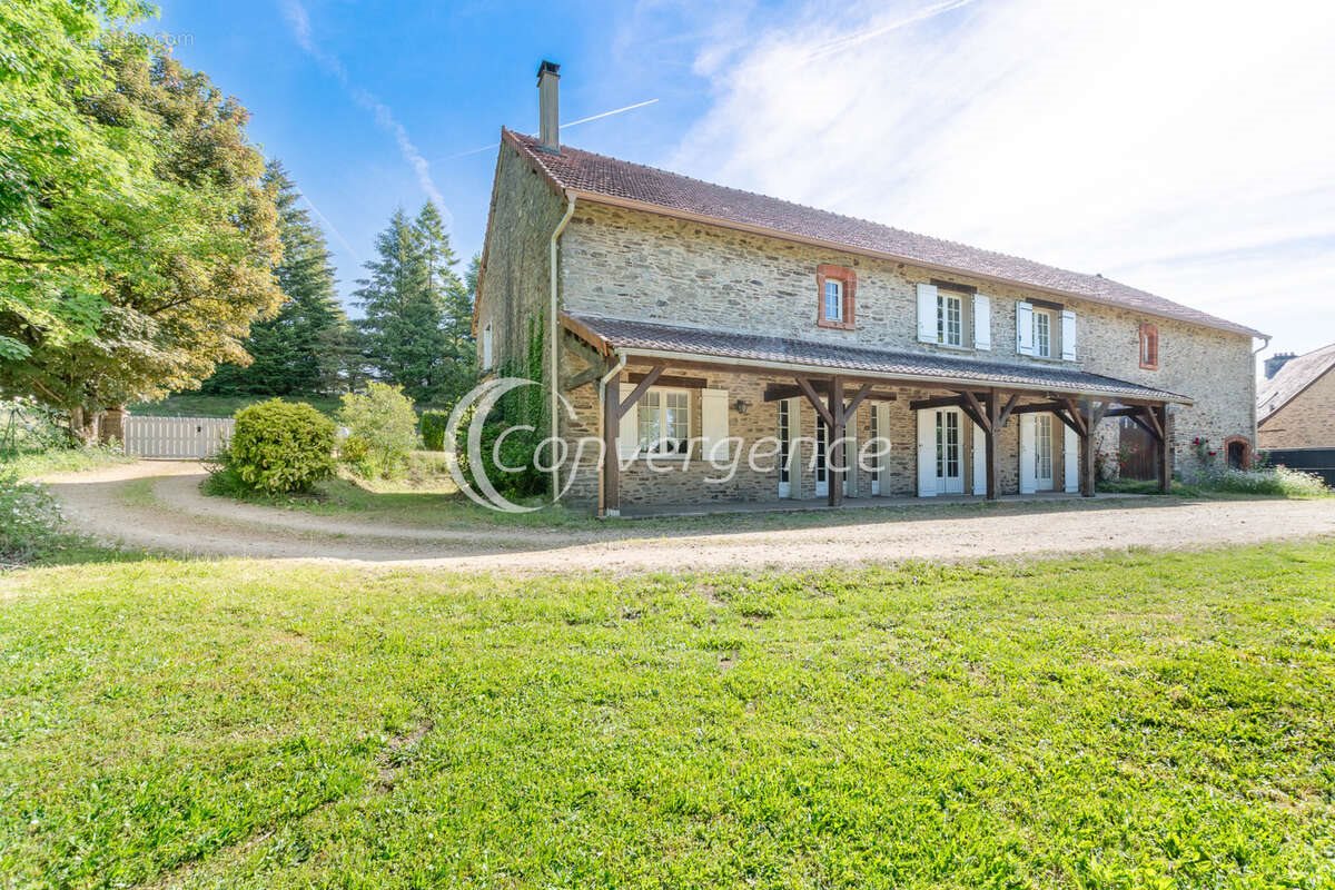 Maison à vendre, 257m², Saint-Yrieix-la-Perche