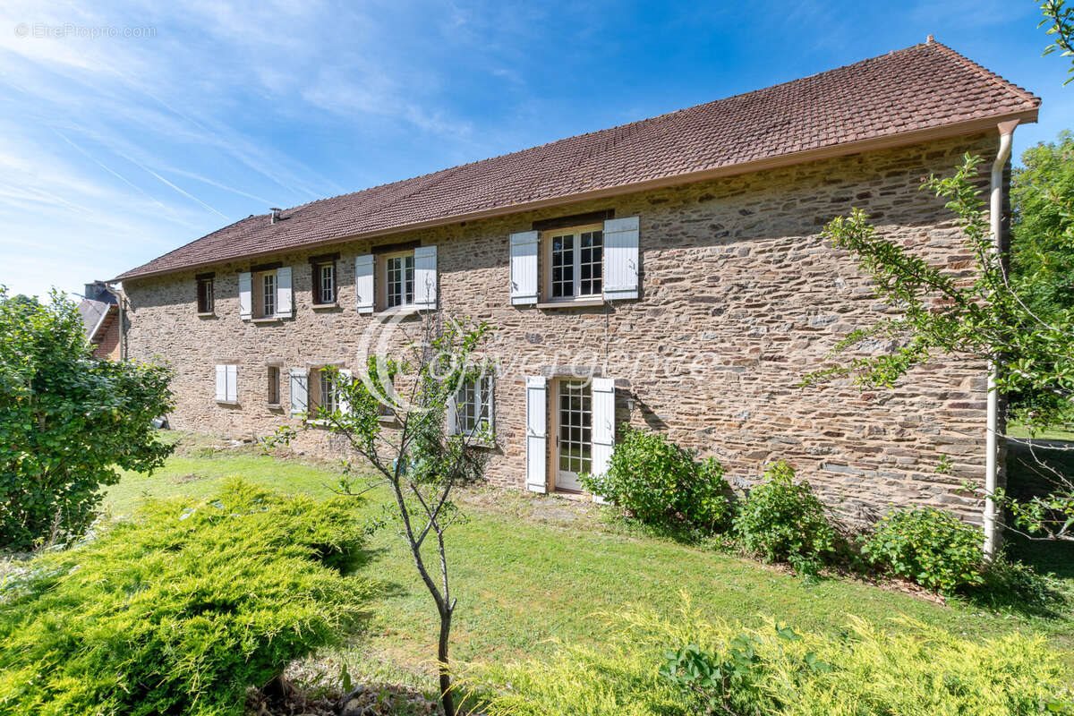 Maison à vendre, 257m², Saint-Yrieix-la-Perche