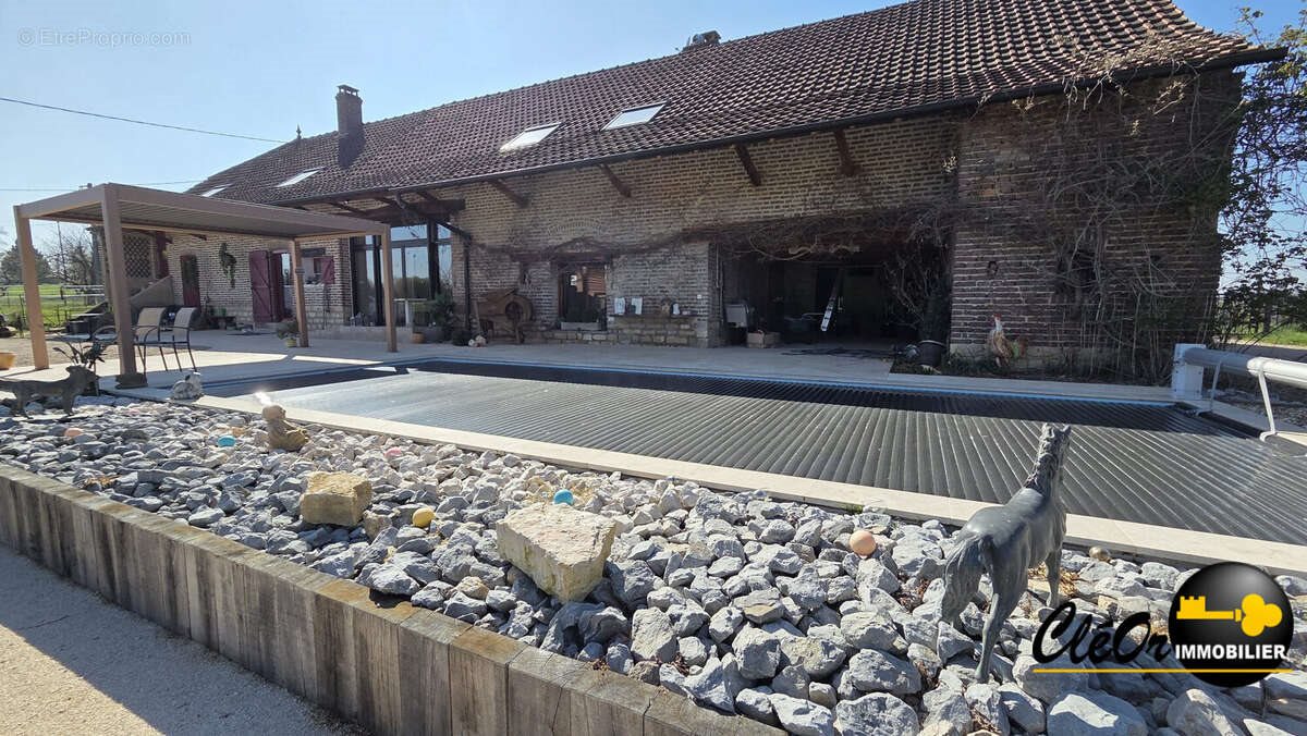 Maison à vendre, 300m², Mouthier-en-Bresse
