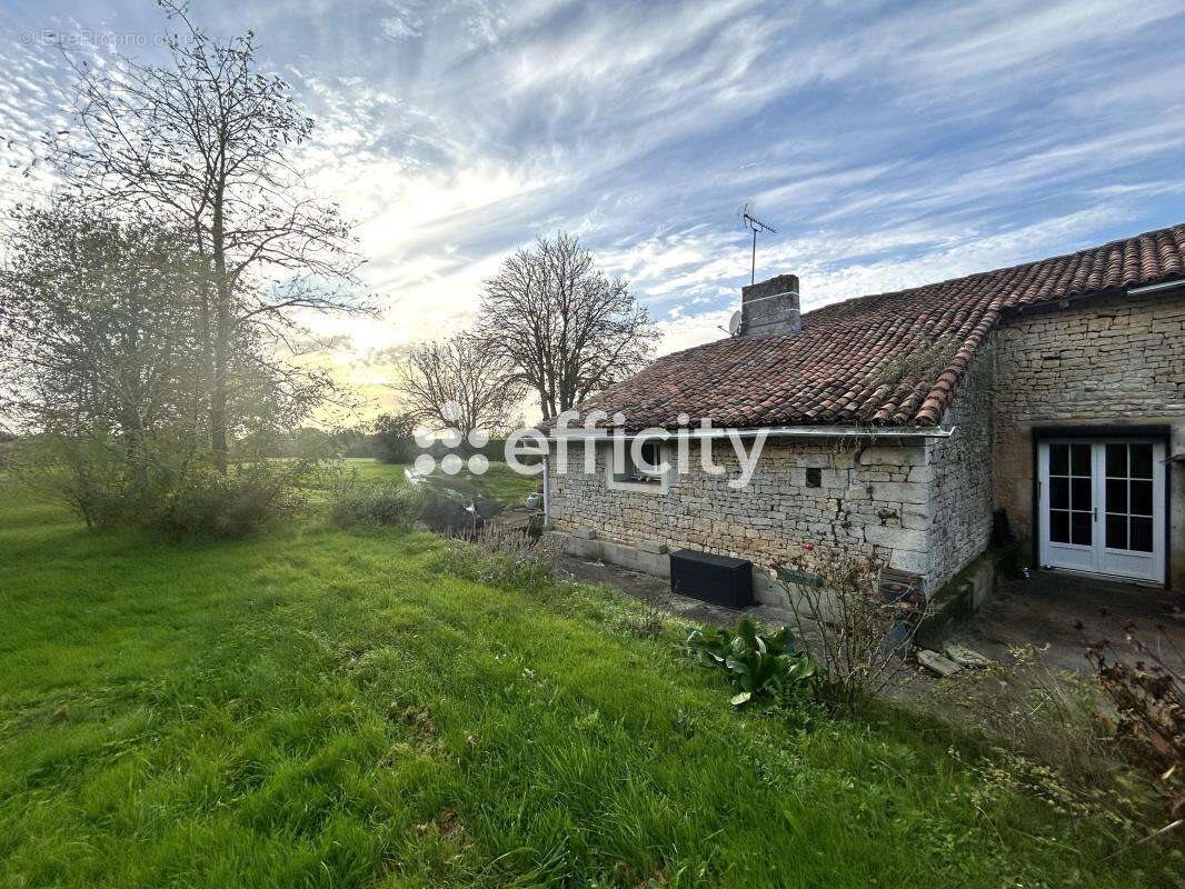 Maison à vendre, 182m², Nanteuil-en-Vallée