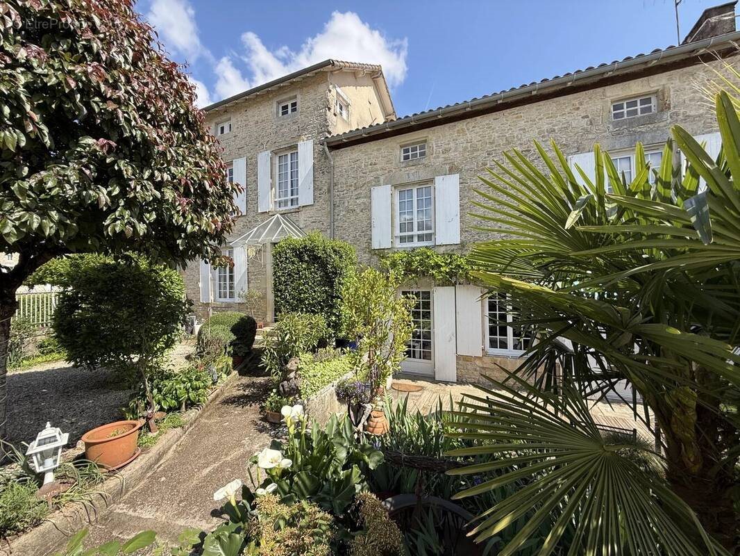 Maison à vendre, 256m², Civray