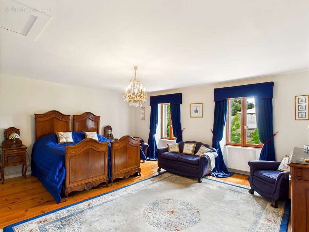 Maison à vendre, 360m², Saint-Martin-de-Juillers