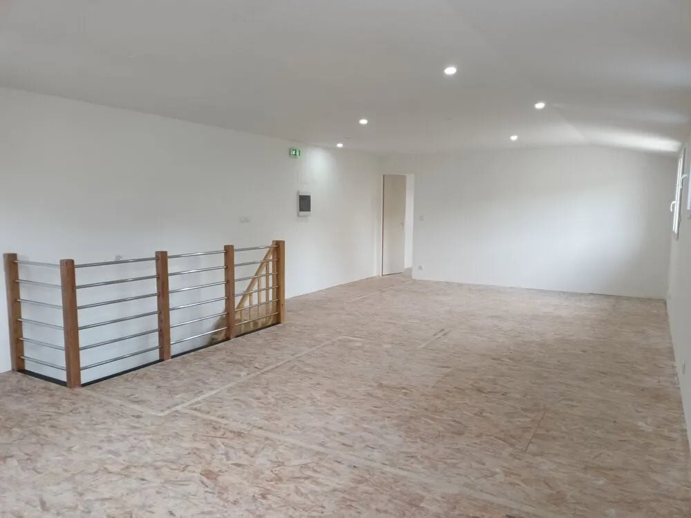 Maison à louer, 220m², Saint-Georges-de-Luzençon