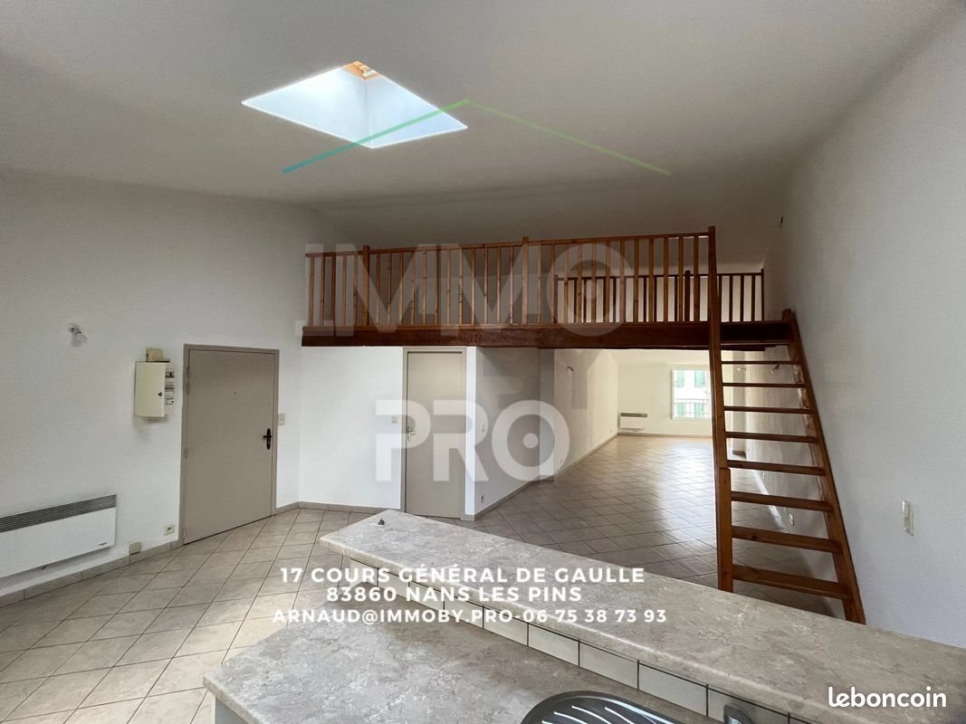 Appartement à louer, 82m², Rougiers