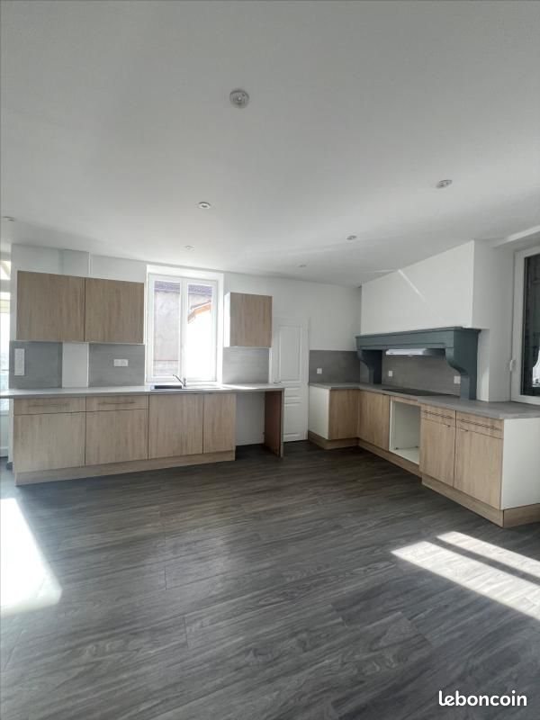 Maison à louer, 131m², Luzillat
