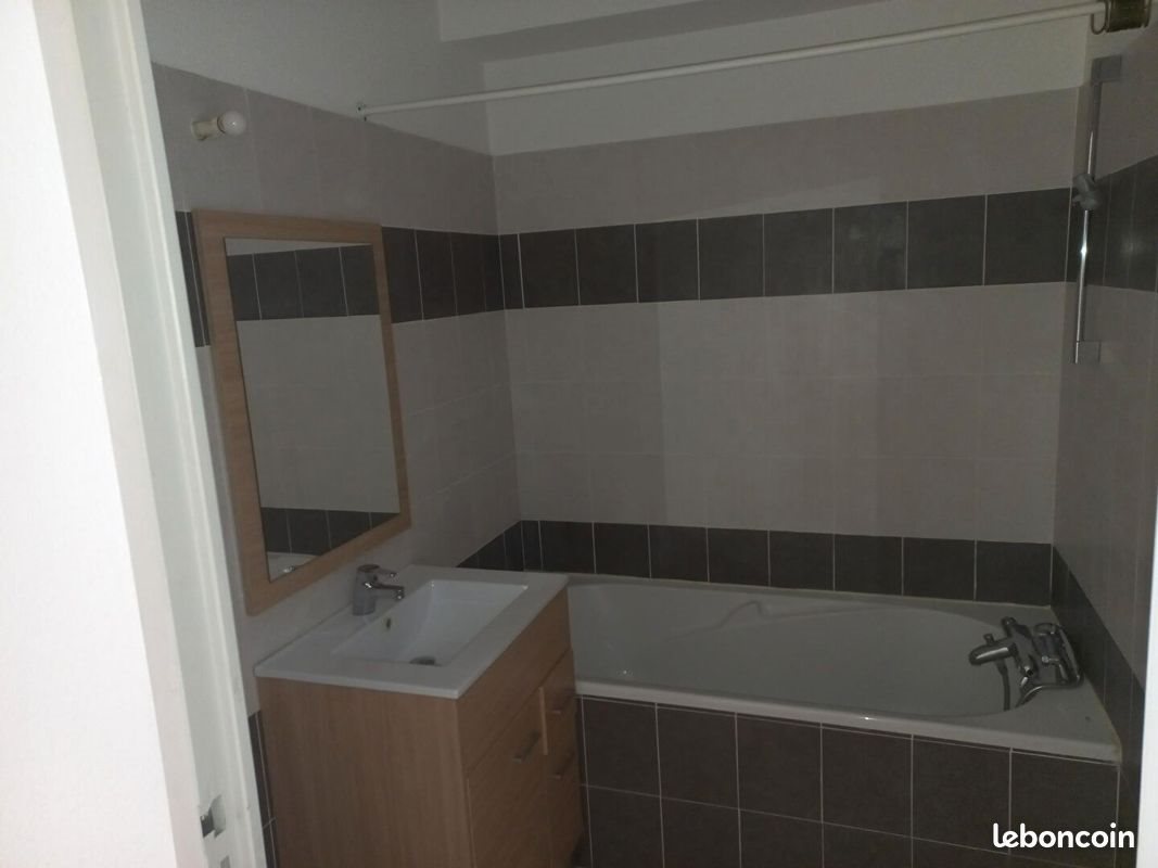 Appartement à louer, 38m², La Roquebrussanne